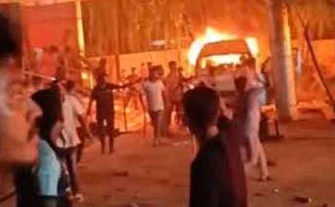 ড্যাফোডিল ও সিটি বিশ্ববিদ্যালয় শিক্ষার্থীদের মধ্যে সংঘর্ষ, ভাঙচুর আগুন