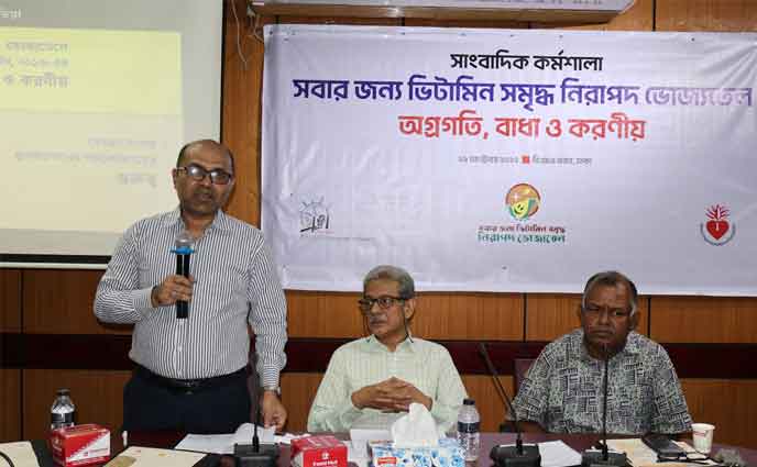 খোলা ড্রামে তেল বিক্রি : মারাত্মক হুমকিতে শিশু ও গর্ভবতী নারীরা