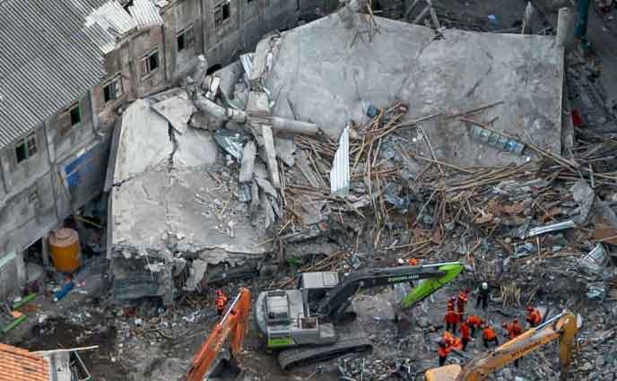 ইন্দোনেশিয়ায় স্কুল ধসে নিহতের সংখ্যা বেড়ে ৪৯