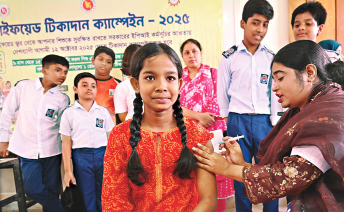 প্রথম দিনে টাইফয়েডের টিকা পেল ১০ লাখ শিশু