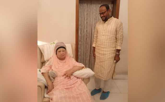 খালেদা জিয়াকে আমন্ত্রণপত্র পৌঁছে দিলেন টুকু