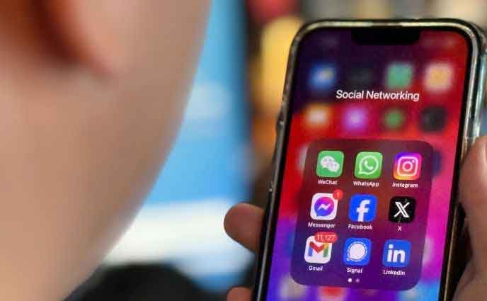 এবার শিশুদের জন্য সামাজিক মাধ্যম নিষিদ্ধ করছে মালয়েশিয়া