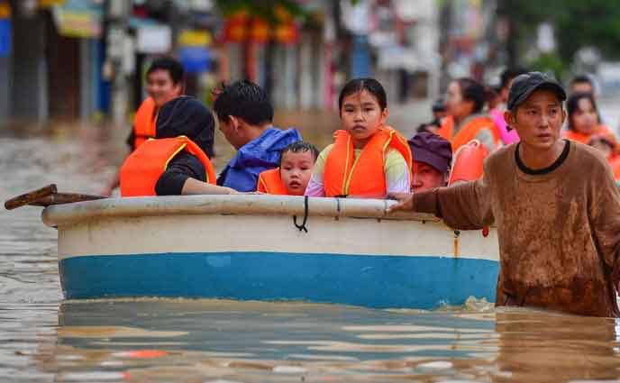 ভিয়েতনামে বন্যায় মৃত্যু বেড়ে ৯০, নিখোঁজ ১২