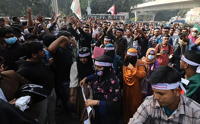 অধ্যাদেশ জারির দাবিতে শিক্ষাভবনের সামনে বিক্ষোভ