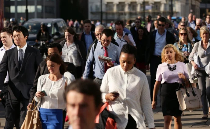 ধনী দেশগুলোতে কাজের জন্য অভিবাসন কমছে কেন