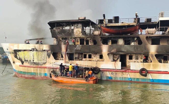 সেন্টমার্টিনগামী জাহাজে অগ্নিকাণ্ডে কর্মচারীর মৃত্যু