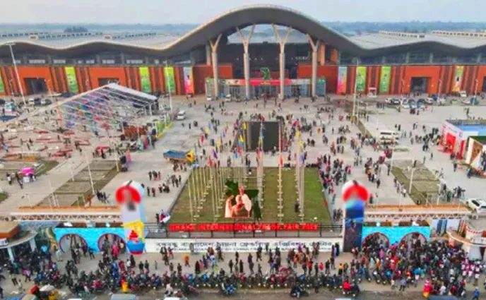 পোশাক কসমেটিকস গৃহস্থালি পণ্যের স্টলে ক্রেতার ভিড়