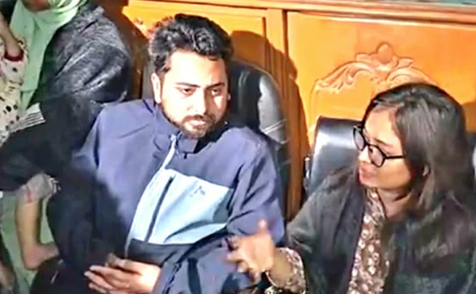 কারামুক্ত সুরভীর বাসায় নাহিদ ইসলাম