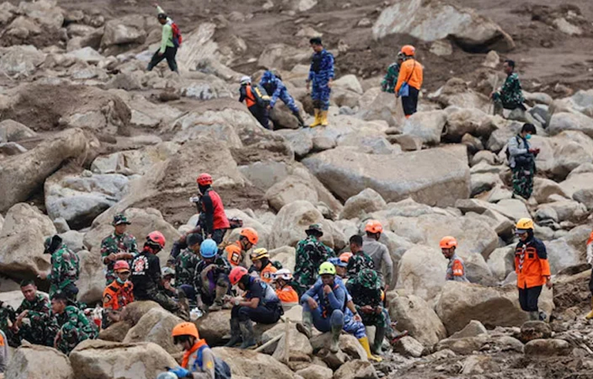 ইন্দোনেশিয়ায় ভূমিধসে প্রাণহানি বেড়ে ৪৯