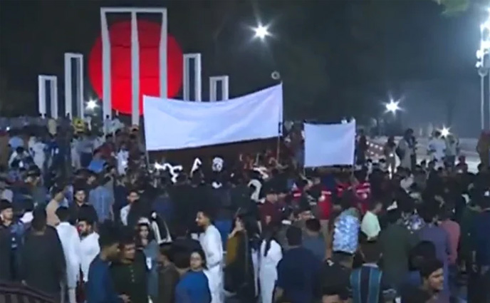 জেগে থাকা শহরে প্রথম প্রহরে নীরব শ্রদ্ধার জনস্রোত