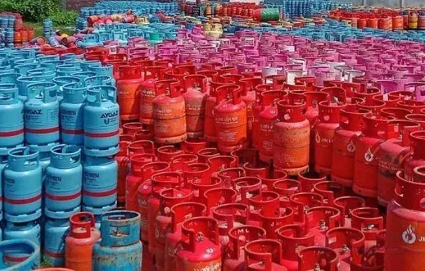 ১২ কেজির এলপিজির দাম বাড়ল ৫০ টাকা