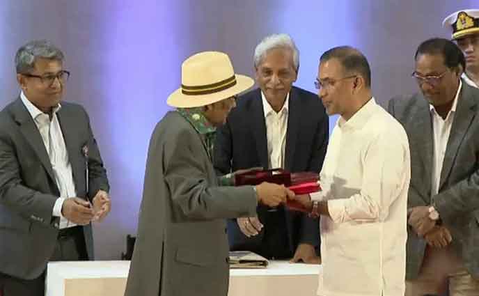 ব্যান্ড দল ও ৯ বিশিষ্ট ব্যক্তির হাতে একুশে পদক তুলে দিলেন প্রধানমন্ত্রী