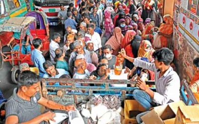 কম দামের পণ্যের জন্য লাইনে বড় লড়াই