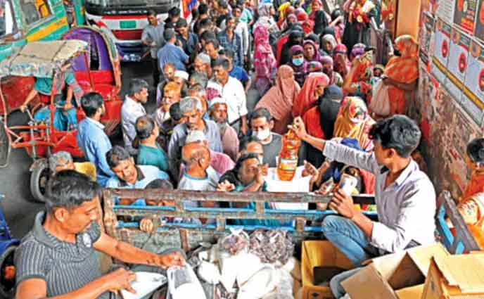 কম দামের পণ্যের জন্য লাইনে বড় লড়াই