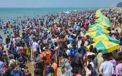কক্সবাজার সৈকতে যতটুকু চোখ যায় পর্যটক আর পর্যটক