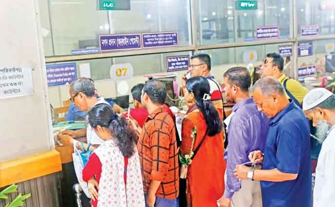 ব্যাংকের শাখা ও এটিএম বুথে গ্রাহকের ভিড়