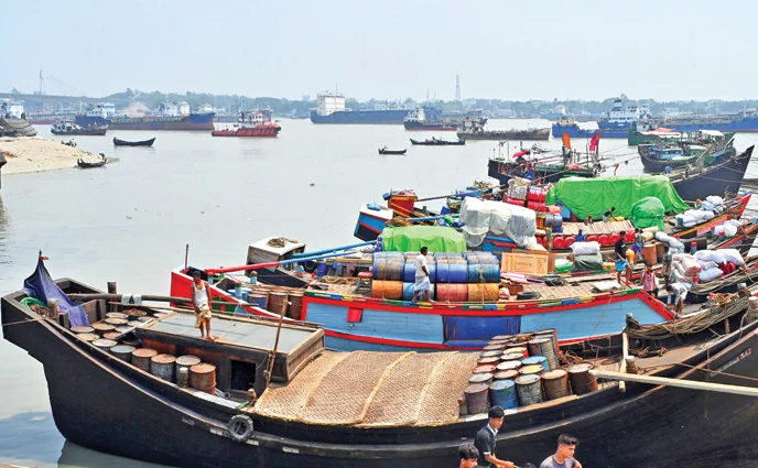 পালা করে চলছে পণ্য ও যাত্রীবাহী নৌযান