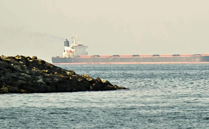 যুক্তরাষ্ট্রের অবরোধের মধ্যেই হরমুজ পার হয়েছে ৫ দেশের জাহাজ