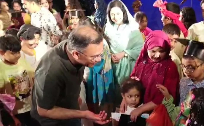 নাটক দেখতে বেইলি রোডে স্ত্রী-কন্যাসহ প্রধানমন্ত্রী