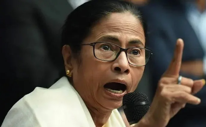 ভোটে হেরেও পদত্যাগে মমতার অস্বীকৃতি, কী বলছে ভারতের সংবিধান