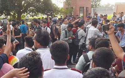সংসদ ভবনের সামনে আন্দোলনকারী পরীক্ষার্থীদের অবস্থান