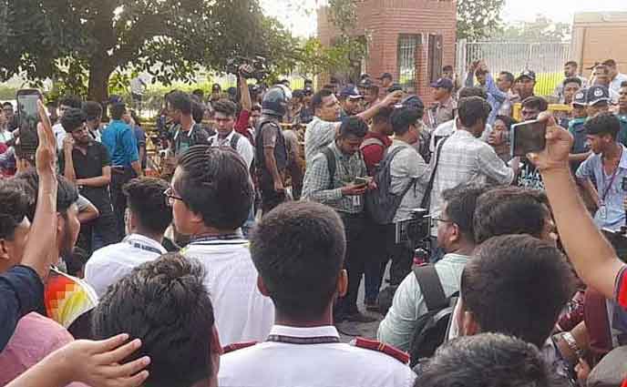 সংসদ ভবনের সামনে আন্দোলনকারী পরীক্ষার্থীদের অবস্থান